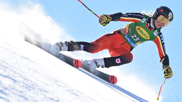 Valérie Grenier dévale une pente en ski.