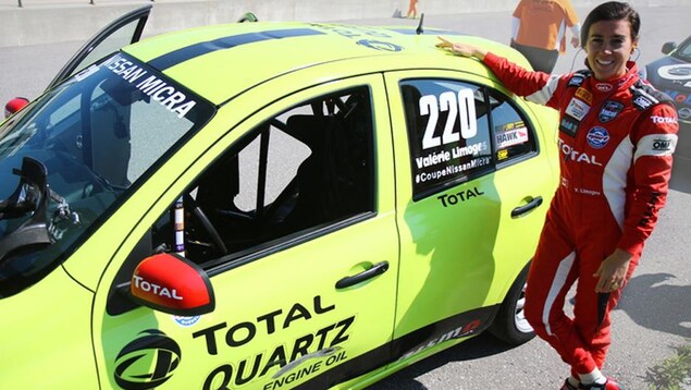 Valérie Limoges pose devant sa voiture lors d'une épreuve de la Coupe Nissan Micra. Valérie Limoges pose devant sa voiture lors d'une épreuve de la Coupe Nissan Micra.