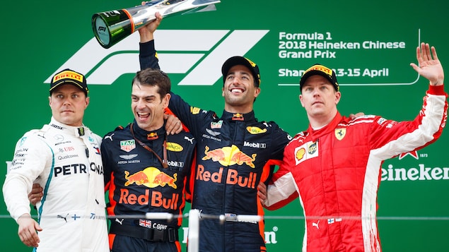 Sur le podium du Grand Prix de Chine, Daniel Ricciardo soulève le trophée du vainqueur, entouré de Valtteri Bottas (à gauche) et de Kimi Raikkonen Sur le podium du Grand Prix de Chine, Daniel Ricciardo soulève le trophée du vainqueur, entouré de Valtteri Bottas (à gauche) et de Kimi Raikkonen