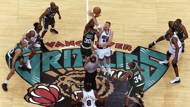 Deux joueurs de basketball se disputent la mise en jeu d'un ballon lors d'un match des Grizzlies à Vancouver.