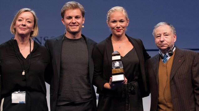 Vanessa Low avec son trophée Vanessa Low avec son trophée