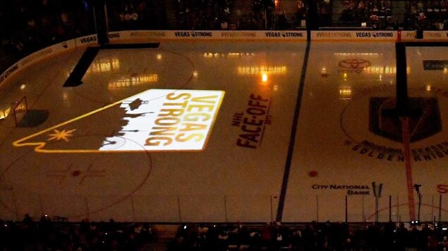 « Vegas Strong » lors du premier match à domicile des Golden Knights « Vegas Strong » lors du premier match à domicile des Golden Knights