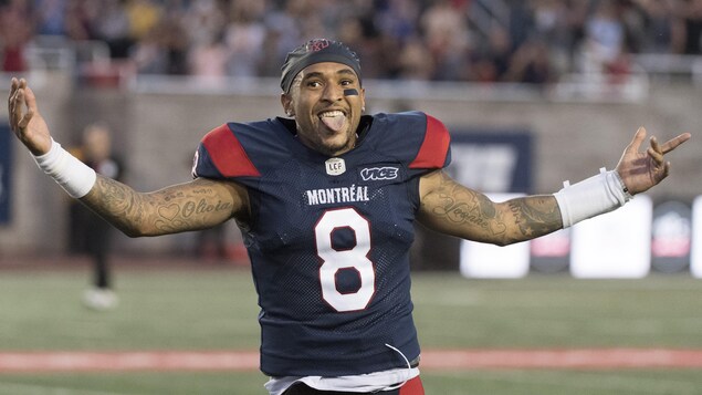 Il célèbre la victoire contre Winnipeg avec les bras en l'air devant les spectateurs.