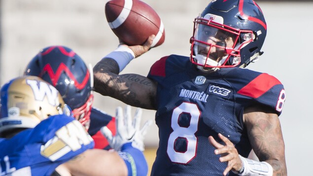 Le quart des Alouettes Vernon Adams fils tente une passe contre les Blue Bombers de Winnipeg
