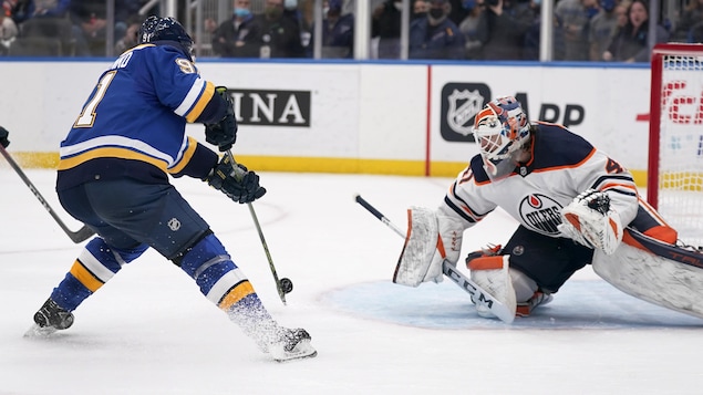 Vladimir Tarasenko s’occupe des Oilers