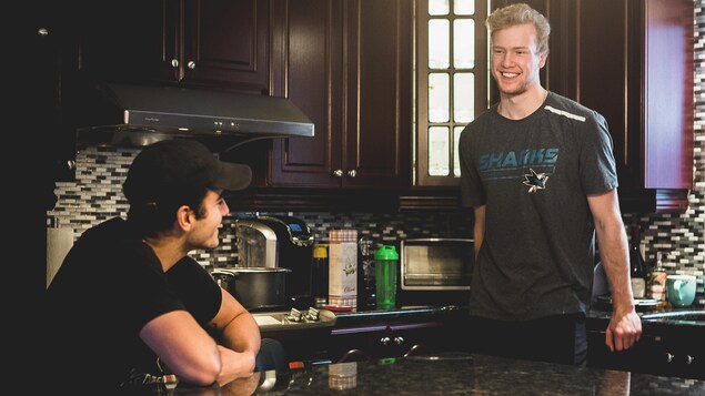 Vladislav Kotkov (droite) et son coéquipier Morgan Nauss discutent dans la cuisine de leur maison de pension.