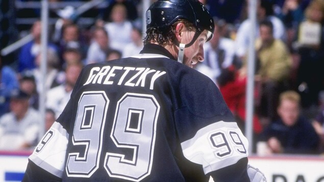 Wayne Gretzky dans l'uniforme des Kings de Los Angeles en 1993 Wayne Gretzky dans l'uniforme des Kings de Los Angeles en 1993