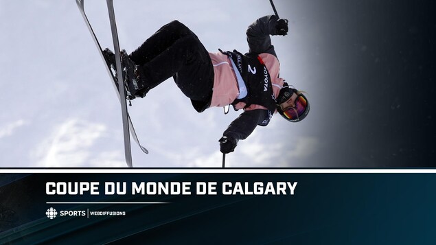 Radio-Canada Sports présente l'épreuve de demi-lune de la Coupe du monde de ski acrobatique à Calgary.