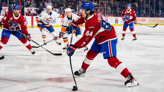Il s'apprête à lancer une rondelle lors d'un match du Rocket.