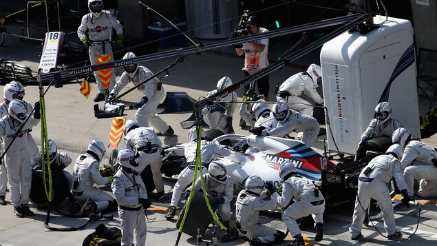 Lance Stroll pendant un arrêt aux puits de l'équipe Williams Lance Stroll pendant un arrêt aux puits de l'équipe Williams