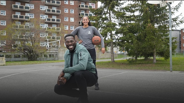 Photo de Xavier Jourson et de la joueuse de basketball Brigitte Lefebvre-Okankwu sur un court de basketball.