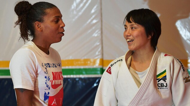 La Japonaise Yuko Fujii discute avec la championne olympique Rafaela Silva. La Japonaise Yuko Fujii discute avec la championne olympique Rafaela Silva.