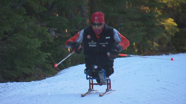 Le paraskieur de fond Yves Bourque pendant son entraînement. Le paraskieur de fond Yves Bourque pendant son entraînement.