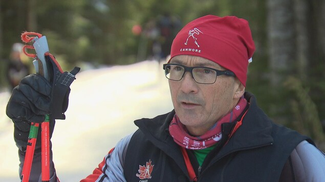Yves Bourque pendant une entrevue aux abords d'une piste de ski de fond. Yves Bourque pendant une entrevue aux abords d'une piste de ski de fond.