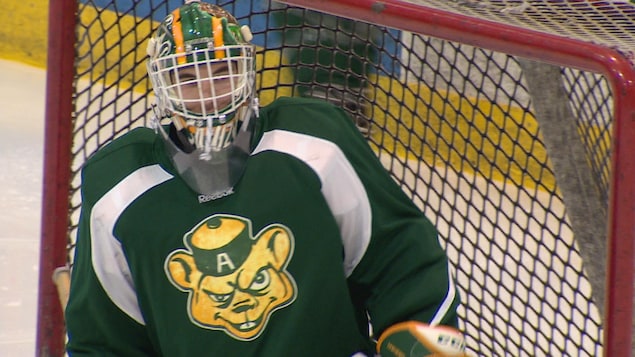 Zachary Sawchenko porte fièrement les couleurs des Golden Bears de l'Université de l'Alberta. Zachary Sawchenko porte fièrement les couleurs des Golden Bears de l'Université de l'Alberta.
