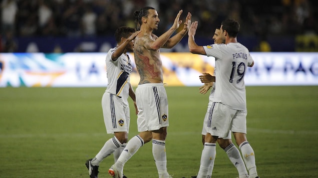 Zlatan Ibrahimovic célèbre son but avec ses coéquipiers.