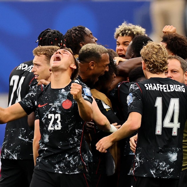 Des joueurs célèbrent la victoire. 