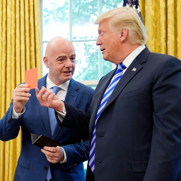 Gianni Infantino présente un carton rouge à Donald Trump.
