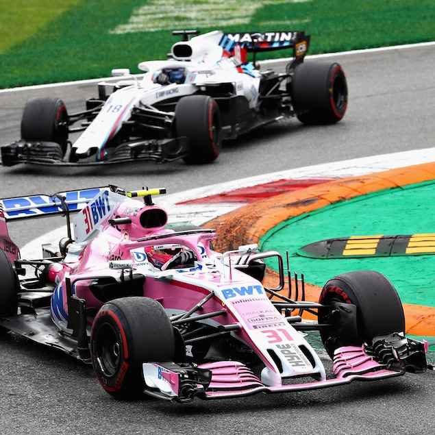 Lance Stroll roule derrière Esteban Ocon sur le circuit de Monza. Lance Stroll roule derrière Esteban Ocon sur le circuit de Monza.