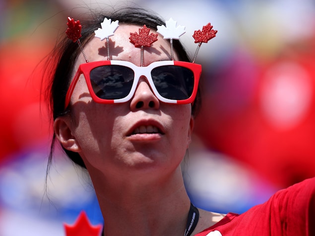 Un partisan porte les couleurs du Canada