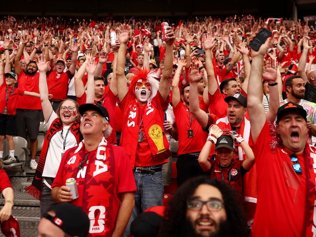 Des partisans canadiens jubilent.