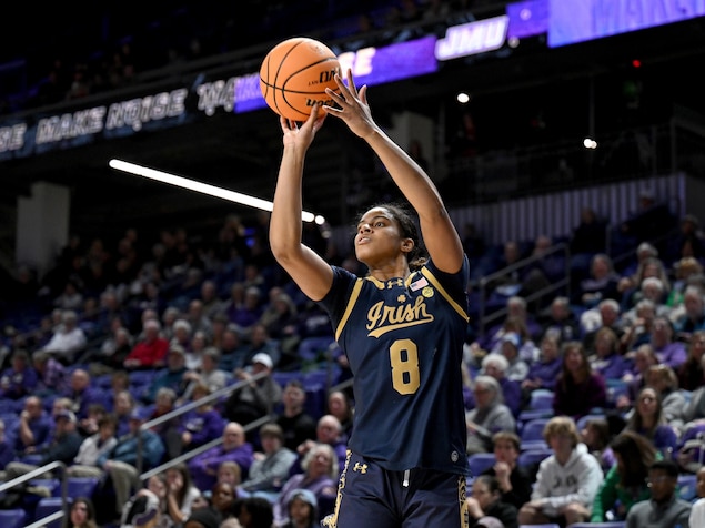 Elle lance un tir, l'air concentrée