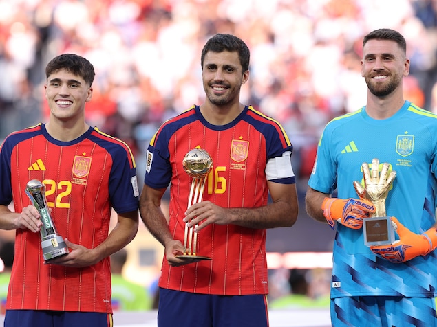 Pau Cubarsi, Rodri et Unai Simon sourient en tenant chacun un trophée.