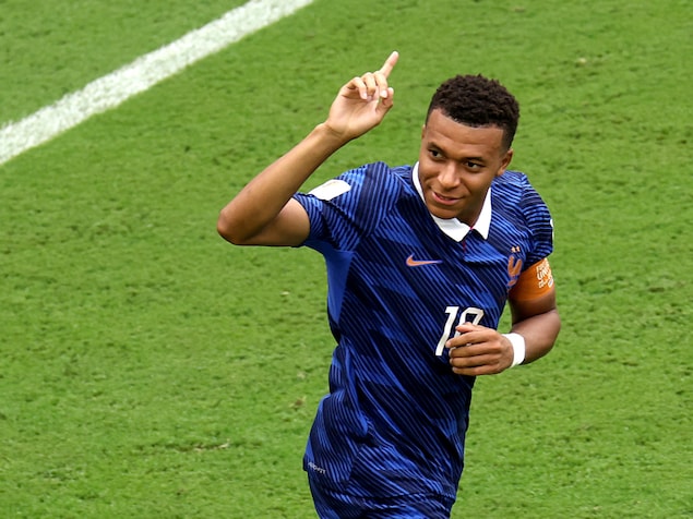 Kylian Mbappé lève un doigt pour célébrer après avoir marqué un but.