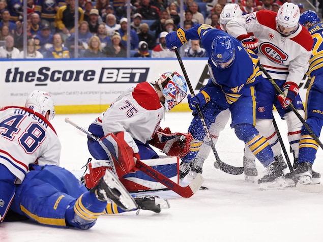 Le gardien Jakub Dobes, du Canadien, s'apprête à réaliser un arrêt contre Tyson Kozak, des Sabres.