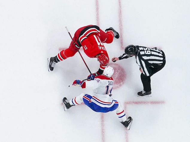 Nick Suzuki et Jordan Staal effectuent une mise au jeu.