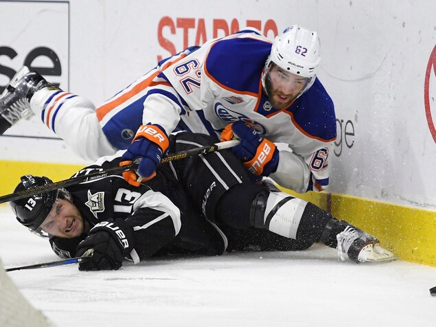 Le défenseur des Oilers Eric Gryba trébuche sur Kyle Clifford des Kings, derrière le filet des Oilers. Le défenseur des Oilers Eric Gryba trébuche sur Kyle Clifford des Kings, derrière le filet des Oilers.