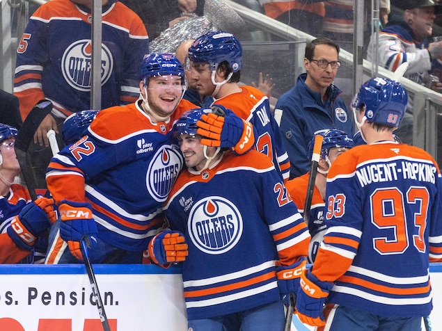 Matt Savoie reçoit une accolade de Vasily Podkolzin, après avoir marqué son troisième but du match. 