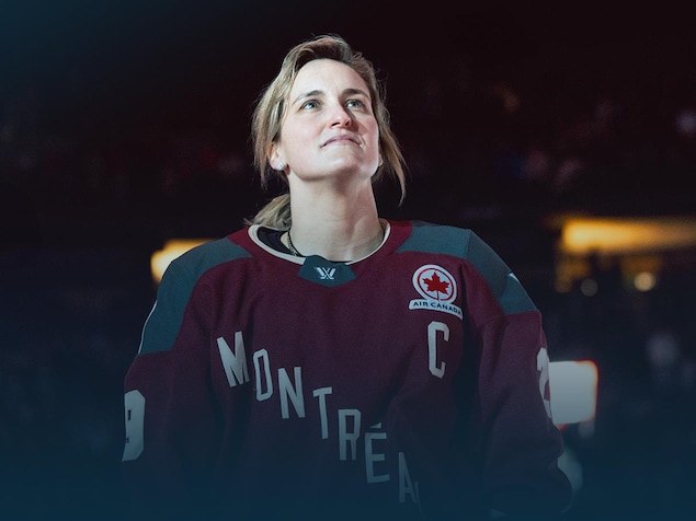 Une joueuse de hockey avec un chandail bourgogne regarde vers le haut 