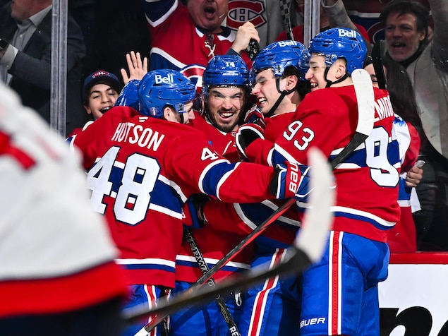 Quatre joueurs du Canadien se félicitent après un but.