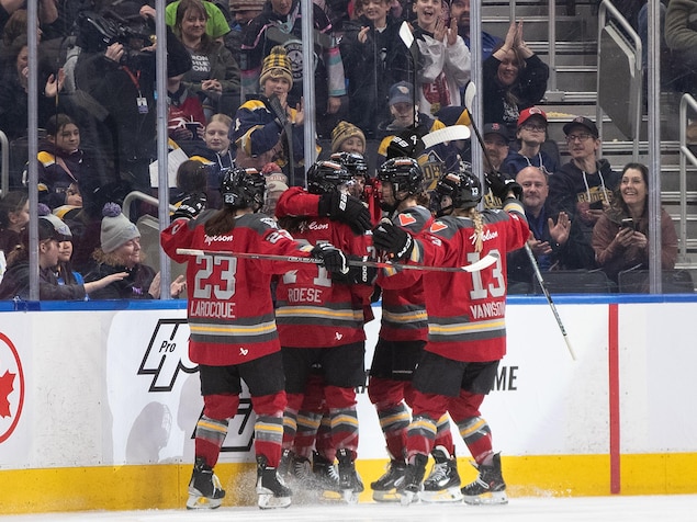 Tereza Vanišová, Jocelyne Larocque, Jincy Roese et Emily Clark célèbrent le but de Gabbie Hughes.