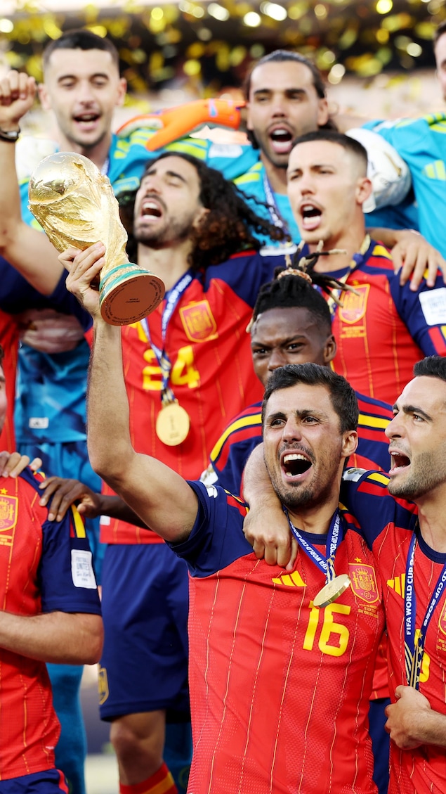 Les joueurs espagnols célèbrent avec le trophée.