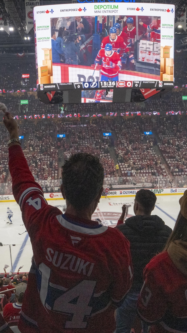 Des partisans du Canadien debout dans le Centre Bell