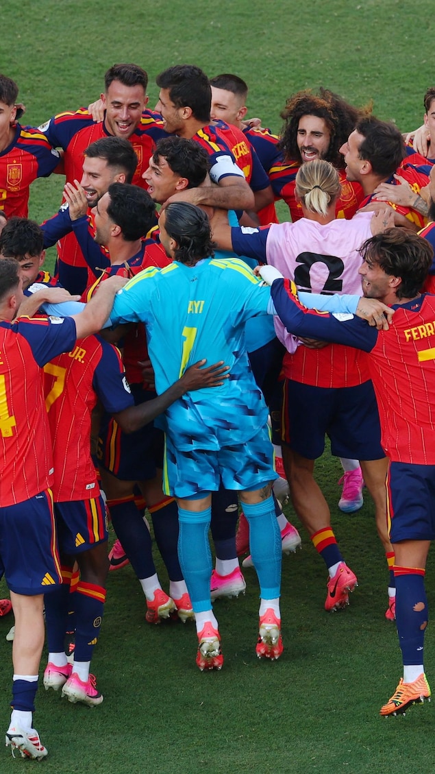 Des joueurs de soccer célèbrent leur victoire.