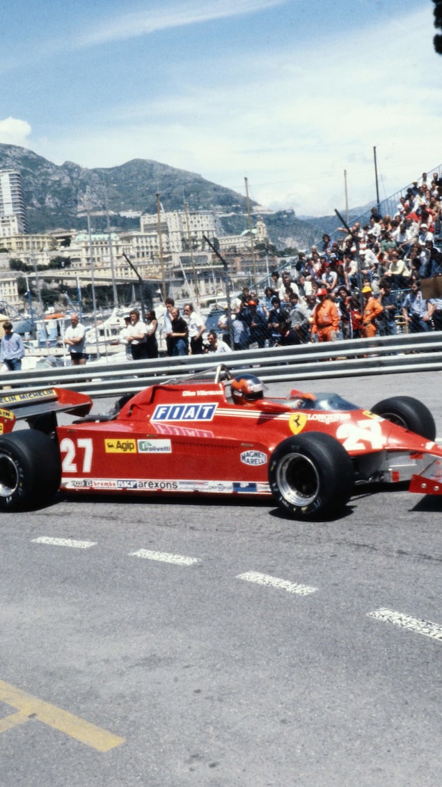 Deux monoplaces F1 se suivent sur le circuit de Monaco, dans le virage de la Rascasse. 