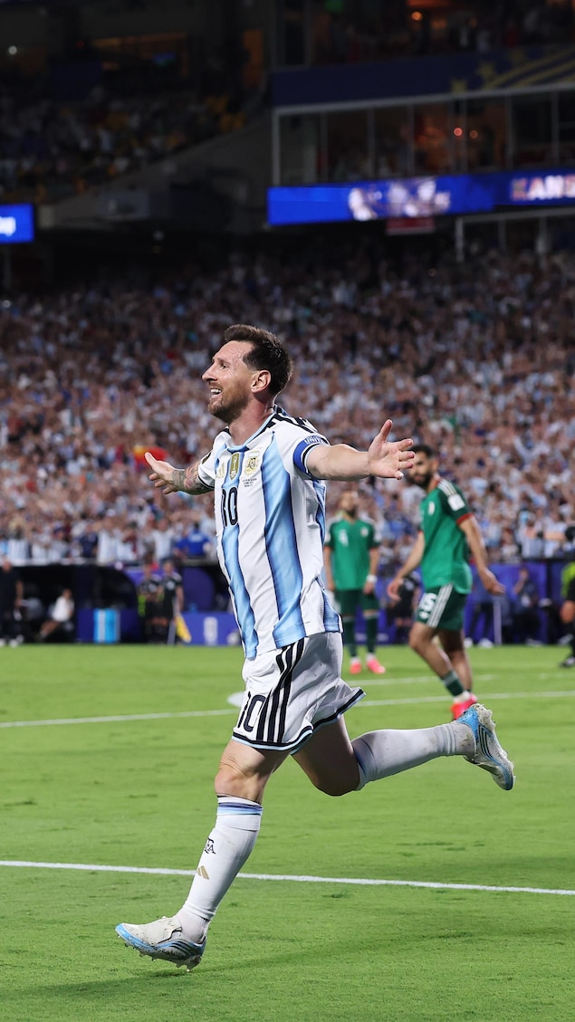 Un joueur de soccer célèbre un but.