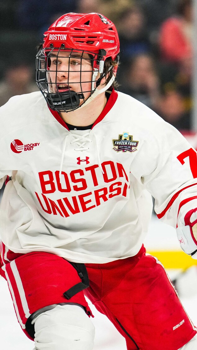 Il patine dans l'uniforme de Boston. 