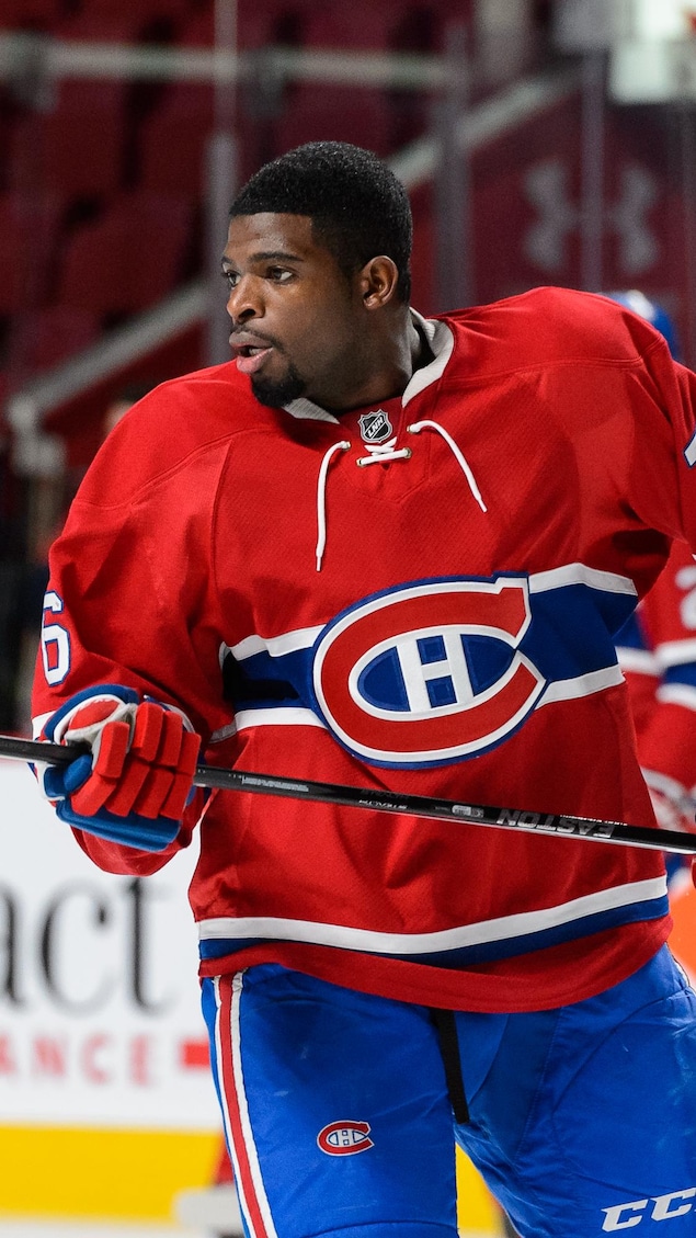 Un joueur de hockey fait voler une rondelle de hockey avec son bâton avant un match.