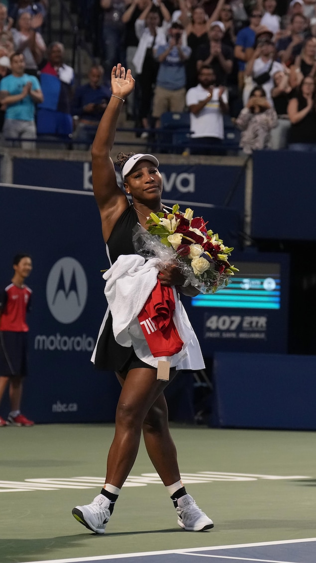 Serena Williams quitte le court central de l'Omnium Banque Nationale de Toronto avec un beaucoup de fleurs dans les mains.