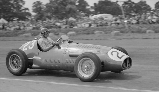 Juan Manuel Fangio en 1953 dans une Maserati Juan Manuel Fangio en 1953 dans une Maserati