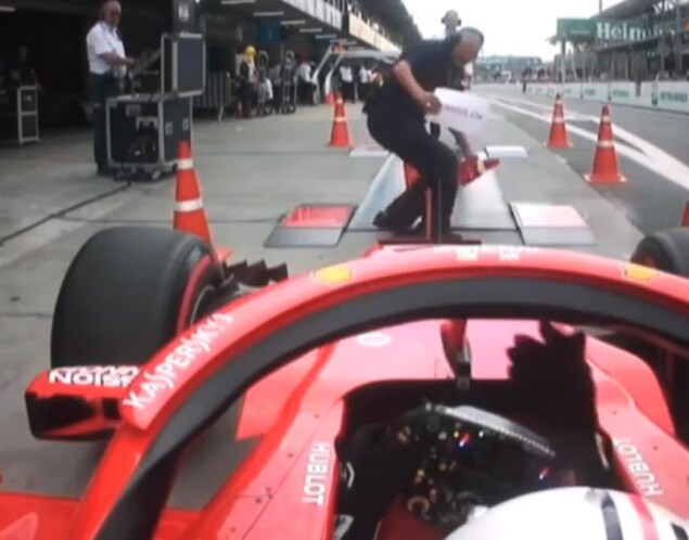 Sebastian Vettel impatient à la pesée lors de la séance de qualification du Grand Prix du Brésil Sebastian Vettel impatient à la pesée lors de la séance de qualification du Grand Prix du Brésil