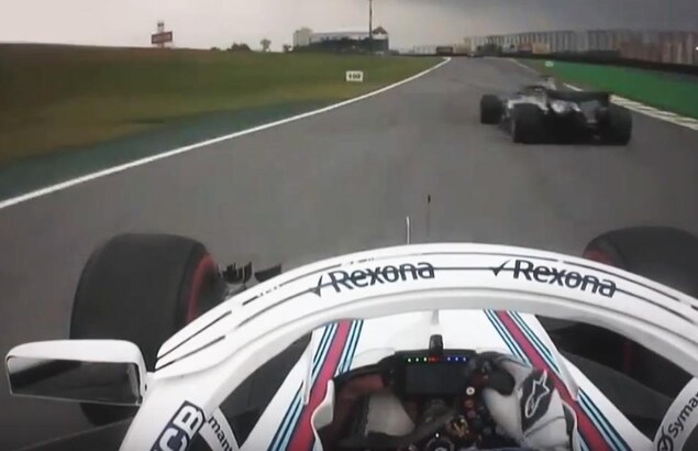 Sergey Sirotkin doit éviter Lewis Hamilton, qui se déporte sur sa gauche pour lui laisser la trajectoire de course. Sergey Sirotkin doit éviter Lewis Hamilton, qui se déporte sur sa gauche pour lui laisser la trajectoire de course.