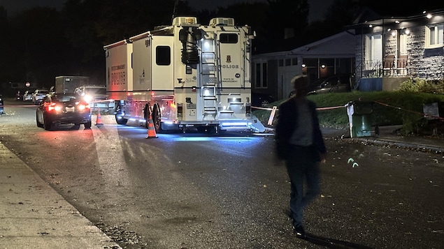 L'intervention des services d'urgence devant la résidence le 25 octobre 2023.