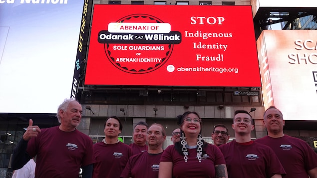 魁北克阿貝納基（Abenaki）原住民在紐約時代廣場廣告前。
