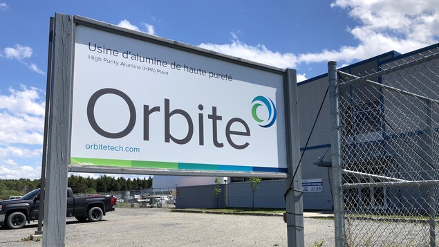 La nouvelle entreprise n'a pas eu le temps d'enlever les enseignes de l'ancien propriétaire.