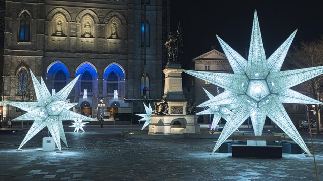 Des décorations de Noël en forme d'étoiles à la place d'Armes.